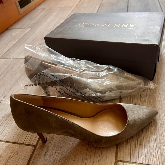 Ann Taylor Taupe Suede Kitten Heels – Size 7 - Picture 2 of 3